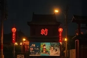 剧集雾港谜案横版封面，码头集装箱与晨雾