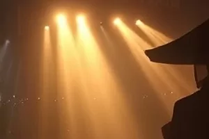 剧集零点零一分横版封面，午夜钟面与街灯