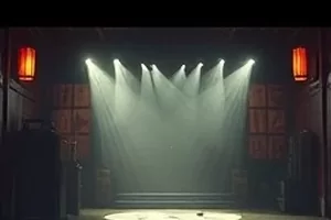 剧集长夜将尽横版封面，深夜车站与冷白灯光